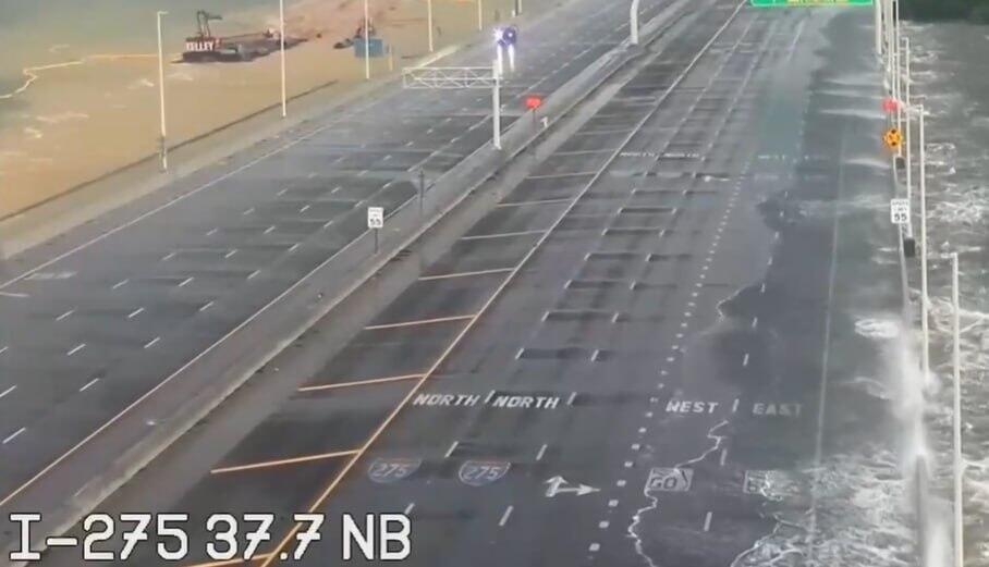 הכביש הבין-מדינתי 275, בתחילת ההצפה, אחר הצהריים (שעון ישראל) 