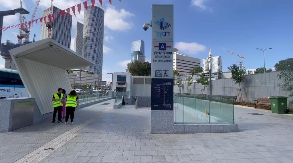 ריקה מנוסעים. תחנת שאול המלך של הרכבת הקלה (צילום: רועי רובינשטיין) תחנת שאול המלך של הרכבת הקלה ללא נוסעים בשל תקלה באיתותים