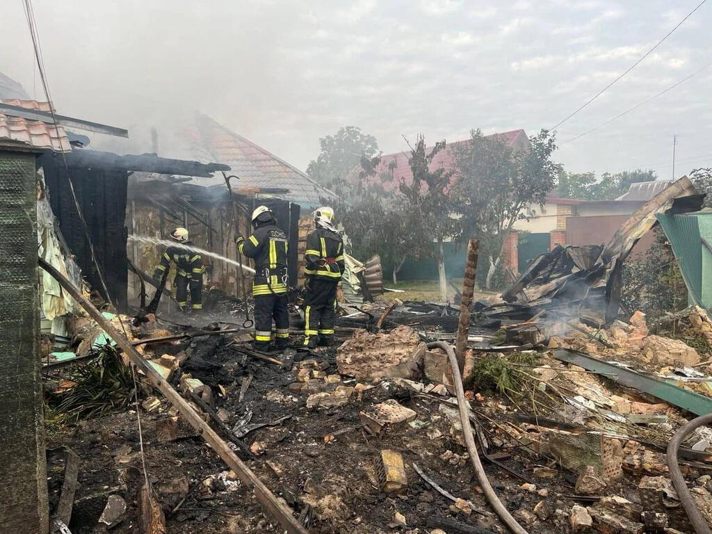 צילום: Press service of the State Emergency Service of Ukraine/Handout via REUTERS פגיעת מל"טים באוקראינה