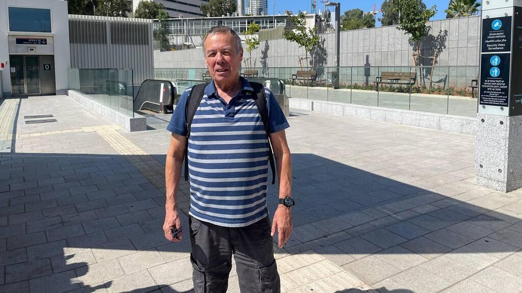 "זה מאכזב כי חיכינו הרבה זמן לרכבת". ראובן יוסטר בתחנת שאול המלך (צילום: רועי רובינשטיין) ראובן יוסטר בתחנת שאול המלך של הרכבת הקלה