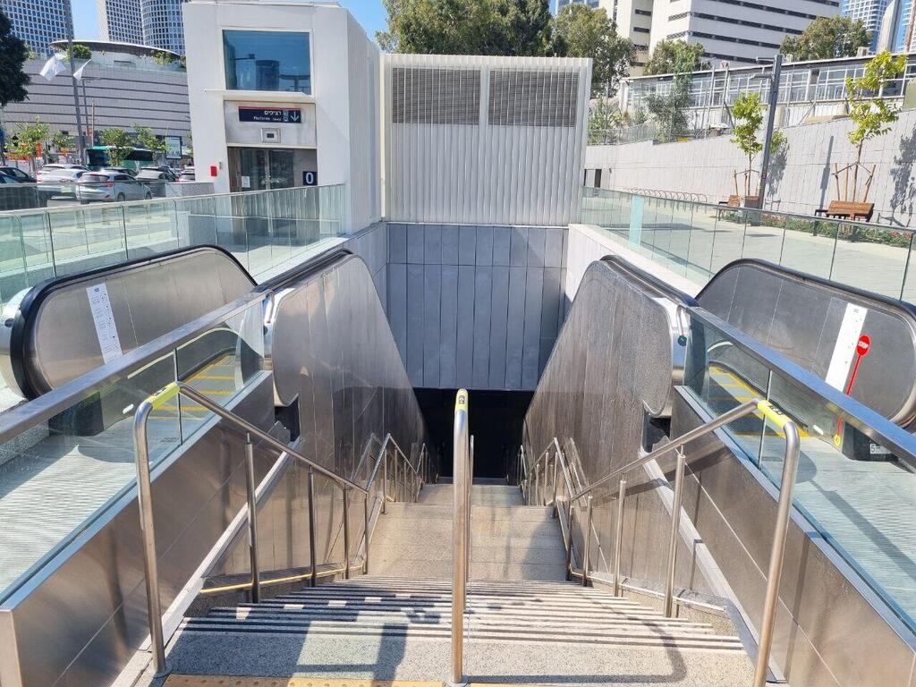 צילום: ניצן דרור תחנת שאול המלך של הרכבת הקלה ללא נוסעים בשל תקלה באיתותים