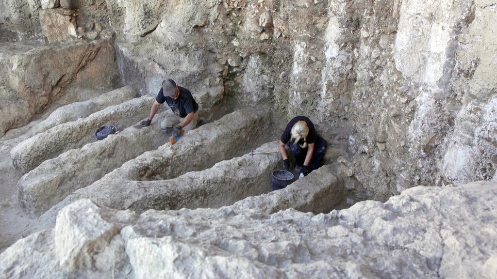 העבודות בתעלה הקדומה (צילום: אמיל אלג'ם, רשות העתיקות) העבודות בתעלה הקדומה