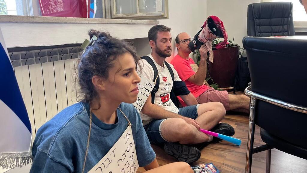 צעדת מחאה נגד המהפכה המשפטית בירושלים ממשרד התקשורת אל משרד החינוך