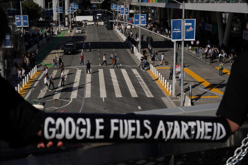 Protesters in San Francisco demonstrate against Google's deal to supply cloud services to Israel 