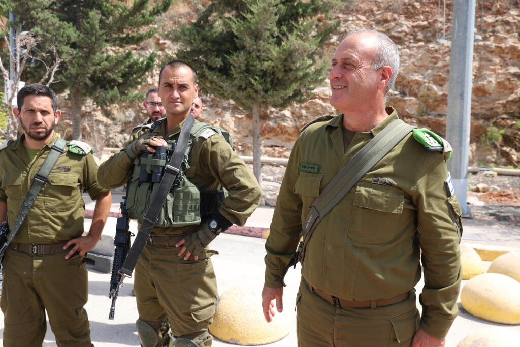 יהודה פוקס ליד המשאית של המחבל בפיגוע הדריסה
