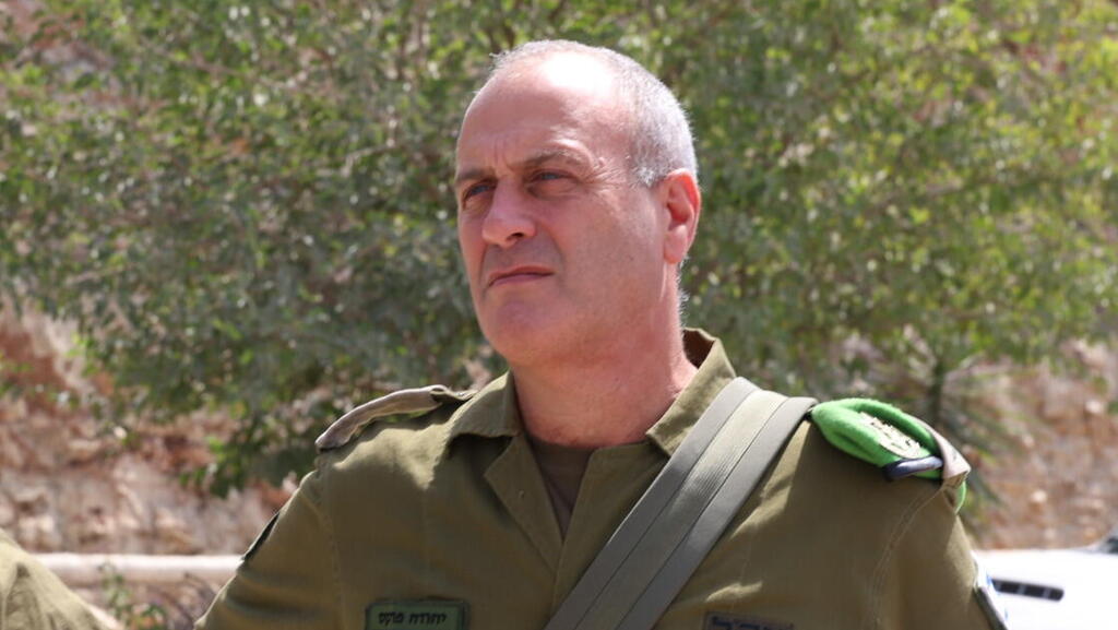 מפקד פיקוד מרכז אלוף יהודה פוקס. "נלחמים בפעילות בגבעות" (צילום: שאול גולן) יהודה פוקס ליד המשאית של המחבל בפיגוע הדריסה