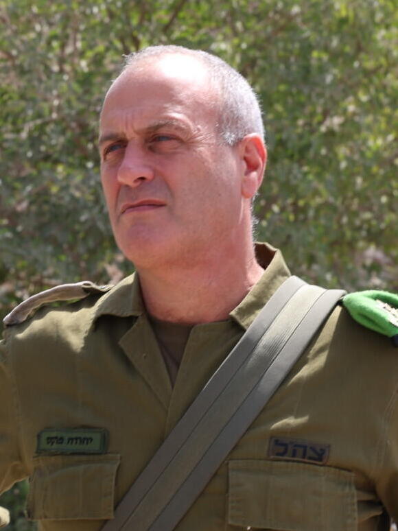 יהודה פוקס ליד המשאית של המחבל בפיגוע הדריסה