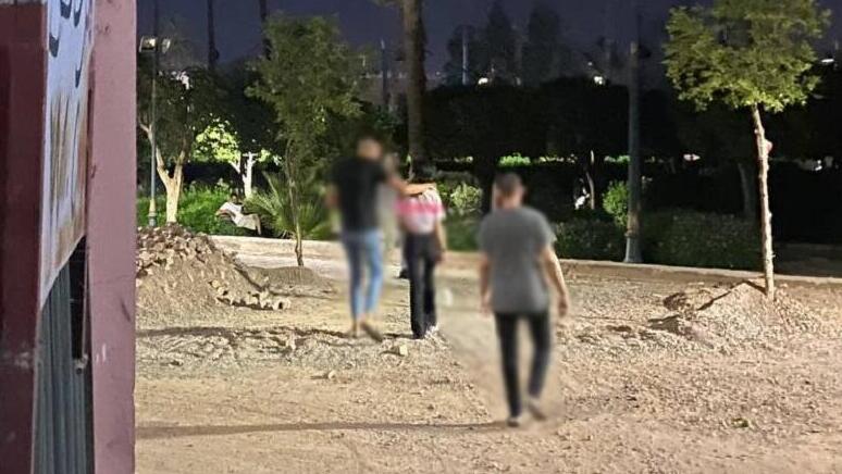 הגבר הישראלי עם הילדה בפארק לאלה חסנה