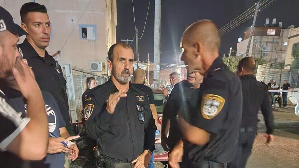מפקד מחוז חוף ניצב דני לוי בזירת הירי בפורדיס