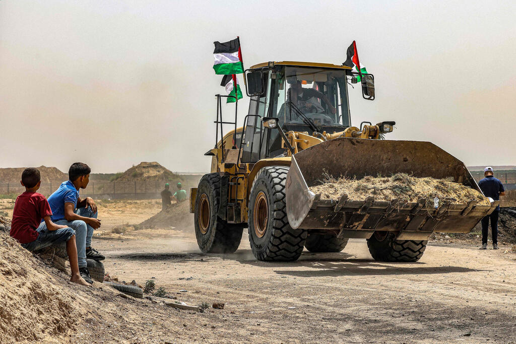 טרקטור פלסטיני מכין את השטח לקראת החזרה ל הפגנות בעזה