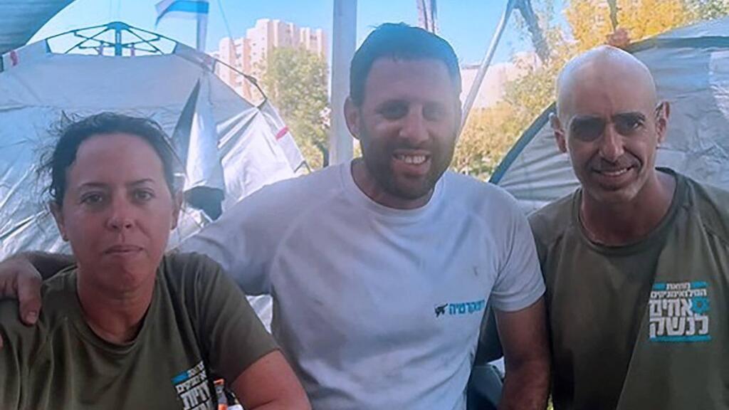 מינץ (במרכז) ויוזמי חוזה חדש. "יום הבחירות הזה לרשויות הוא יום דרמטי" (צילום: יח"צ חוזה חדש ) ארז אלה, תומר מינץ, יפעת ברנשטיין