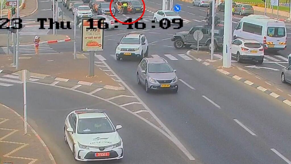 "תיעוד רגע הפגיעה בשח תיעוד: הנאשם ג'בר אסדי דורס ומפקיר את מתנדב המשטרה בכביש 4