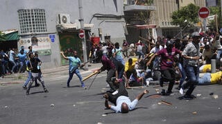 שוטרים עם נשקים שלופים  בהפגנת מחאה של מבקשי מקלט אריתראים
