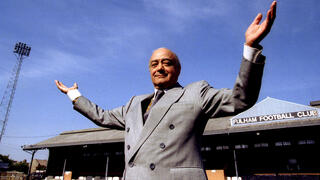 מוחמד אל-פאייד עומד במגרש של קבוצת הכדורגל פולהאם