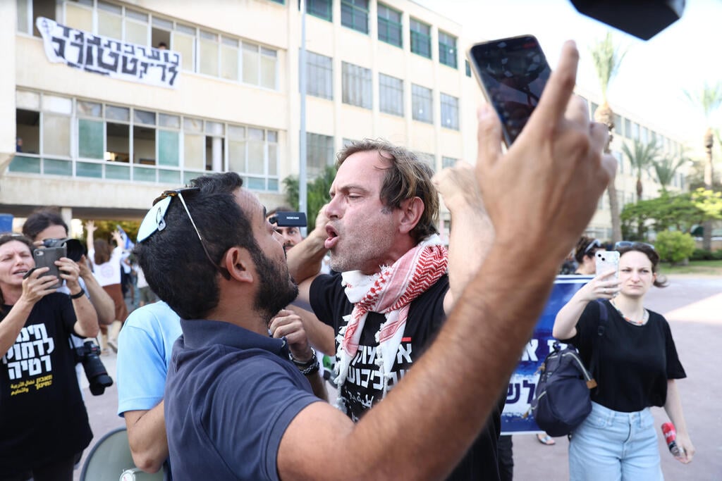 "אם תרצו": "זה אירוע מביש ומבזה, נהגו בנו באלימות" (צילום: אוראל כהן) הפגנה בגימנסיה העברית הרצליה בתל אביב