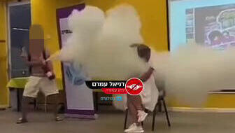 תלמיד בתיכון הרצוג בחולון התיז עם מטף על מורה