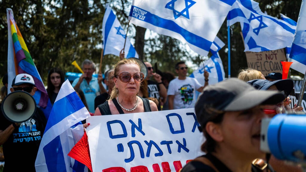 המוחים בקפריסין (צילום: Jewel SAMAD / AFP) מחאה בזמן פגישה של ראש הממשלה בנימין נתניהו עם נשיא קפריסין וראש ממשלת יוון ב ניקוסיה