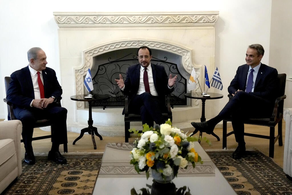 נתניהו בפגישה המשולשת בניקוסיה (צילום: AP Photo/Petros Karadjias, Pool) ראש הממשלה בנימין נתניהו עם נשיא קפריסין וראש ממשלת יוון ב ניקוסיה