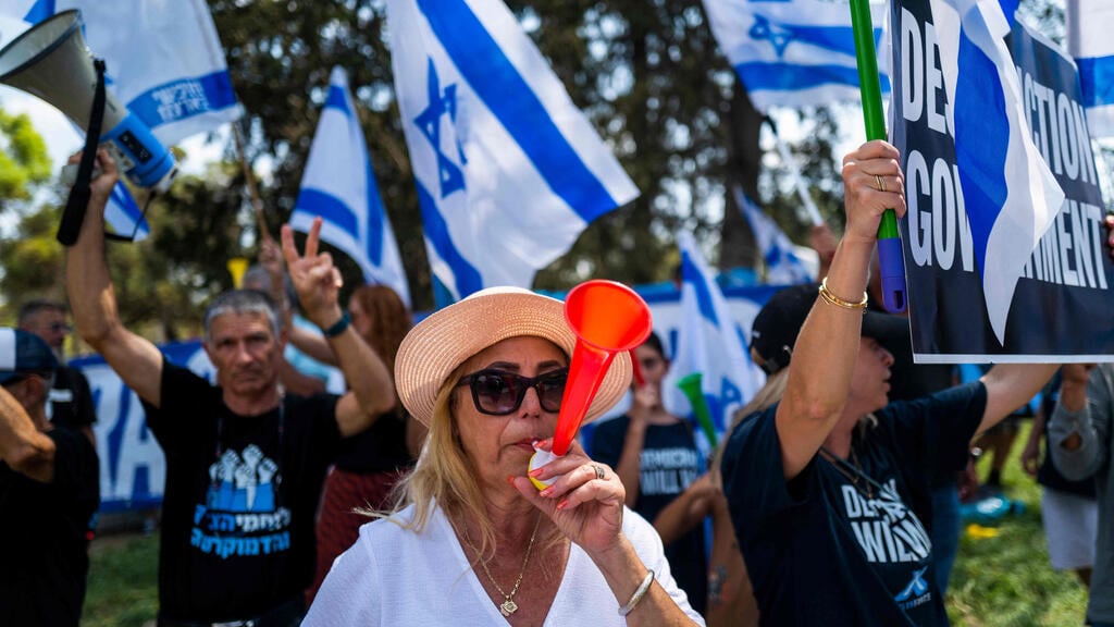 צילום: Jewel SAMAD / AFP מחאה בזמן פגישה של ראש הממשלה בנימין נתניהו עם נשיא קפריסין וראש ממשלת יוון ב ניקוסיה