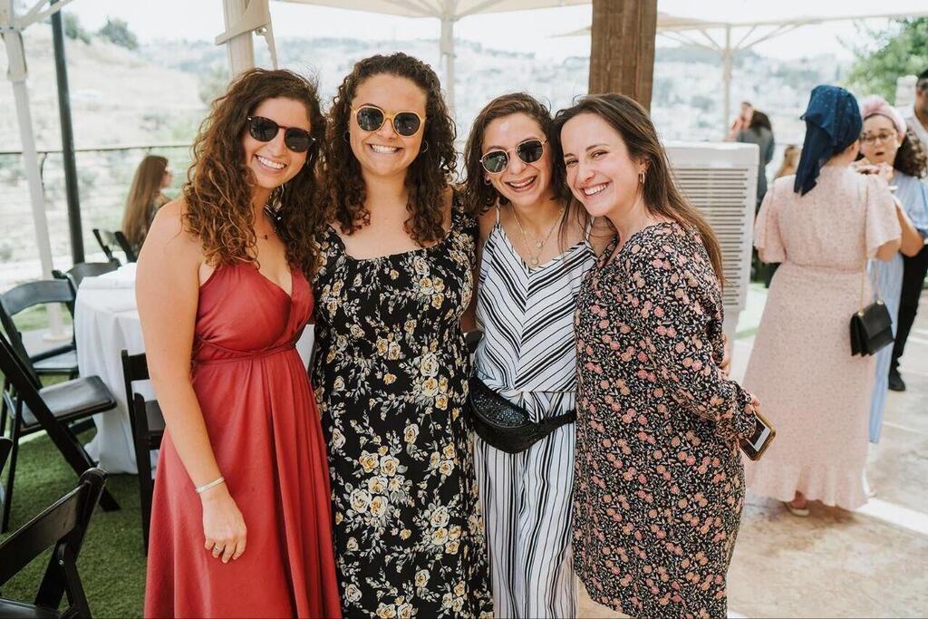  Leora (on the right) with Israeli friends 