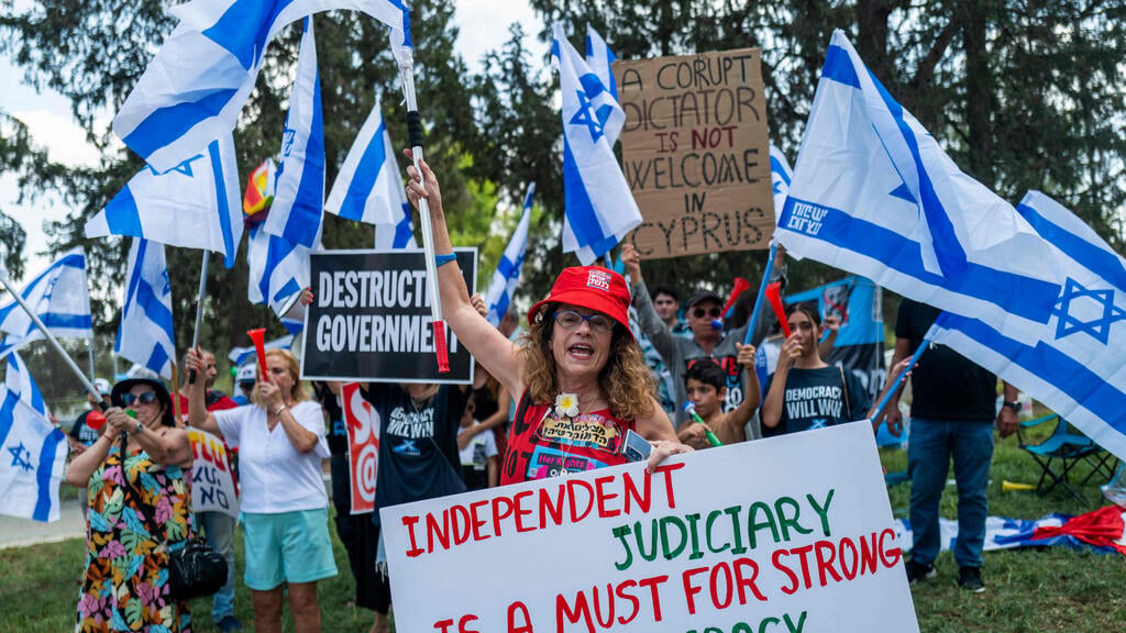 צילום: Jewel SAMAD / AFP מחאה בזמן פגישה של ראש הממשלה בנימין נתניהו עם נשיא קפריסין וראש ממשלת יוון ב ניקוסיה