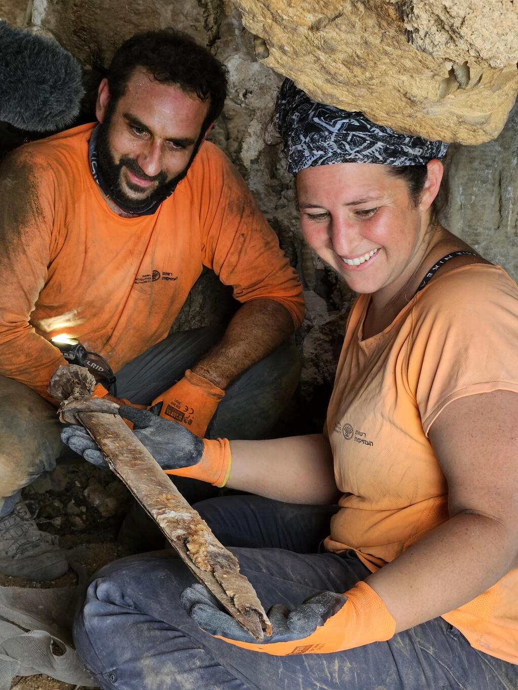 הארכיאולוגים אוריה עמיחי וחגי המר עם אחת החרבות שנחשפו במערה