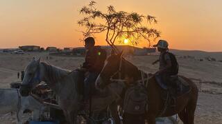 עשרות ילדים הגיעו הבוקר (שלישי) רכובים על גמלים, חמורים וסוסים לבית הספר אל עזאזמה ו-וואדי נעם.