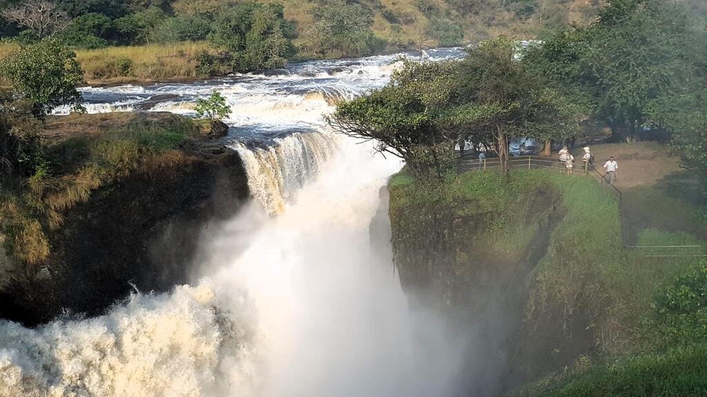 מפלי מורצ'יסון באוגנדה - כמווית אדירות של מים זורמות אל נהר הנילוס.