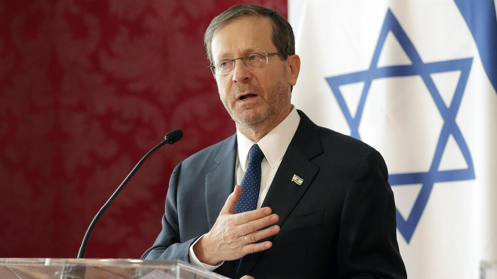 "עושה מאמץ מיוחד כדי למנוע משבר חוקתי". הרצוג באוסטריה, היום (צילום: AP Photo/Heinz-Peter Bader) נשיא המדינה יצחק הרצוג נפגש עם נשיא אוסטריה אלכסנדר ואן דר בלן בוינה