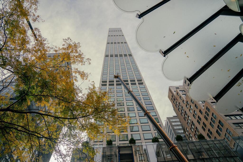 המגדל בשדרת פארק 432 בניו יורק. דיירים התלוננו על דליפות וסדקים