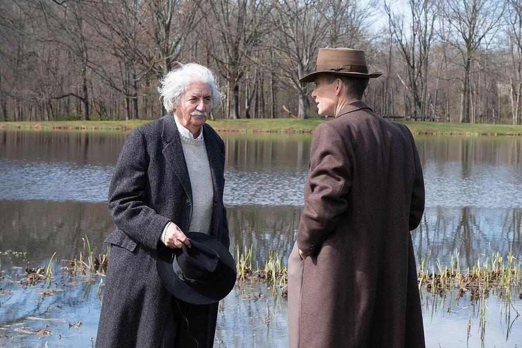 רוברט אופנהיימר ואלברט איינשטיין מתוך הסרט “אופנהיימר"
