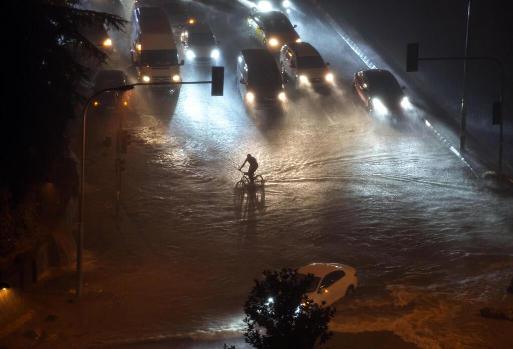 נזקי השיטפונות באיסטנבול (צילום: AP / Khalil Hamra) שיטפון באיסטנבול טורקיה