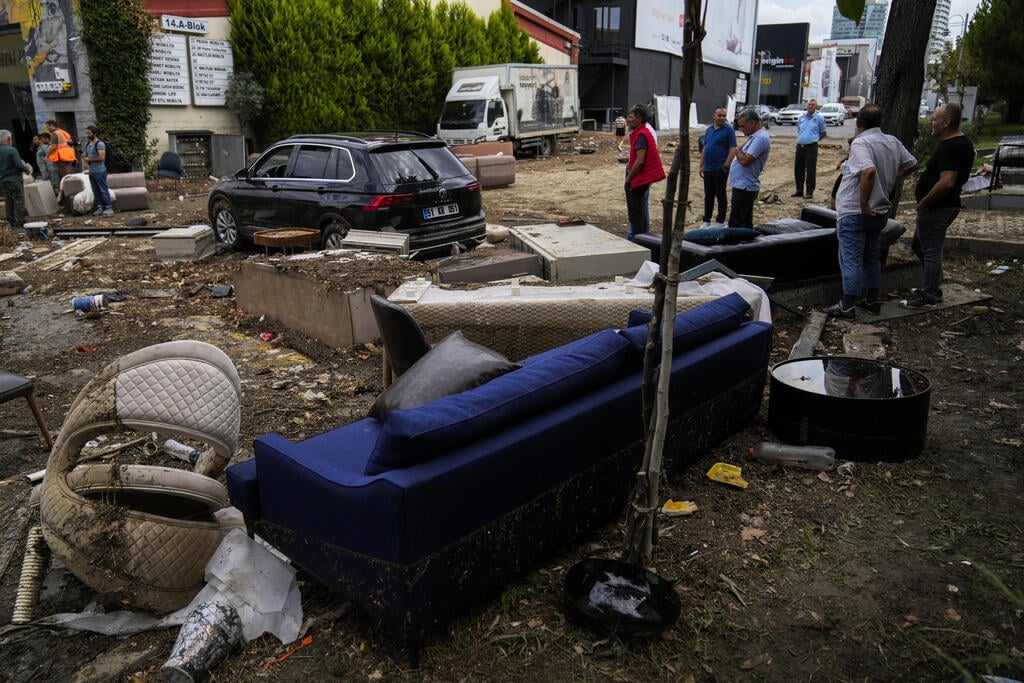 צילום: AP Photo/Khalil Hamra שיטפונות ב איסטנבול טורקיה