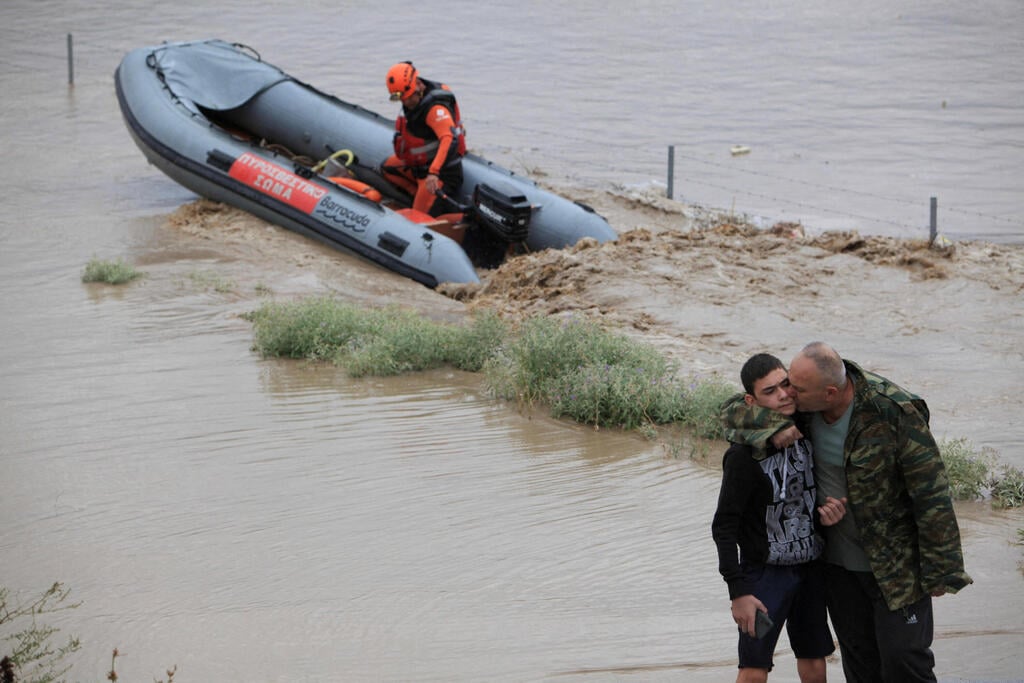 צילום: REUTERS/Kostas Mantziaris סופה דניאל באזור לאריסה במרכז יוון
