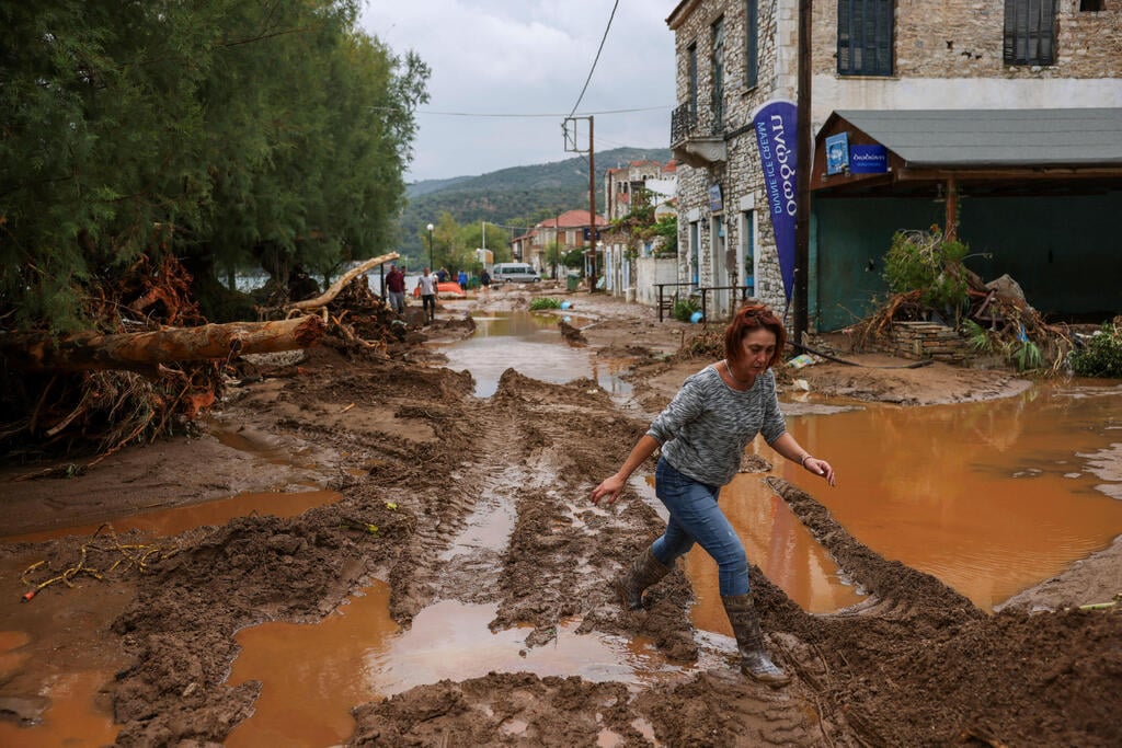 צילום: REUTERS/Alexandros Avramidis סופה דניאל יוון בכפר מילינה באזור פליון במרכס יוון בחבל מגנסיה