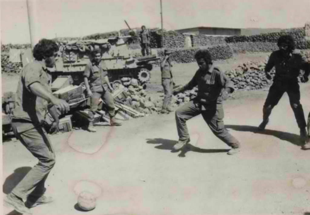 לוחמים משחקים כדורגל בחזית הסורית