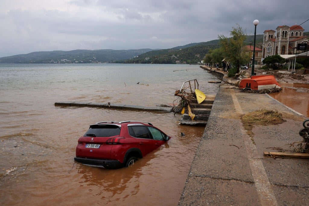 מכונית שנסחפה לים במילינה (צילום: REUTERS/Alexandros Avramidis) סופה דניאל יוון בכפר מילינה באזור פליון במרכס יוון בחבל מגנסיה