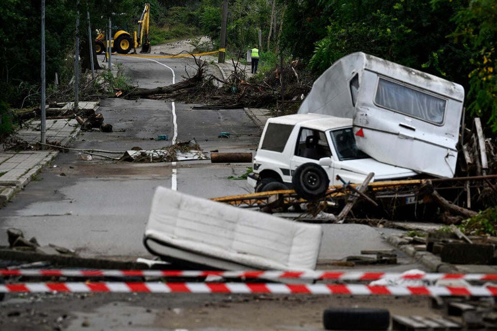 צילום: Nikolay DOYCHINOV / AFP נזקי סופה בעיירת הנופש צרבו בולגריה במחוז בורגס