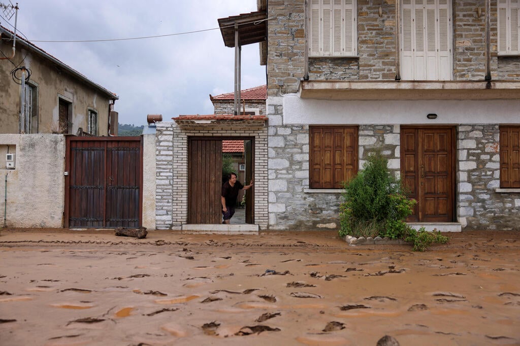 צילום: REUTERS/Alexandros Avramidis סופה דניאל יוון בכפר מילינה באזור פליון במרכס יוון בחבל מגנסיה