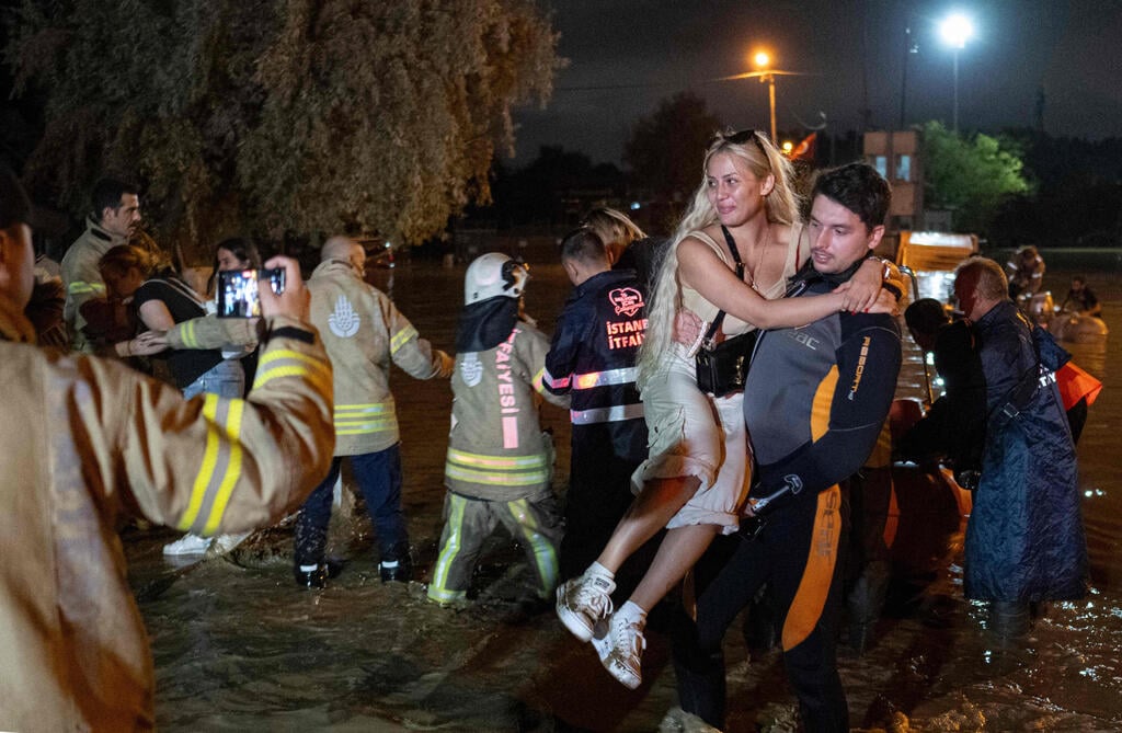 צילום: YASIN AKGUL / AFP שיטפונות ב איסטנבול טורקיה