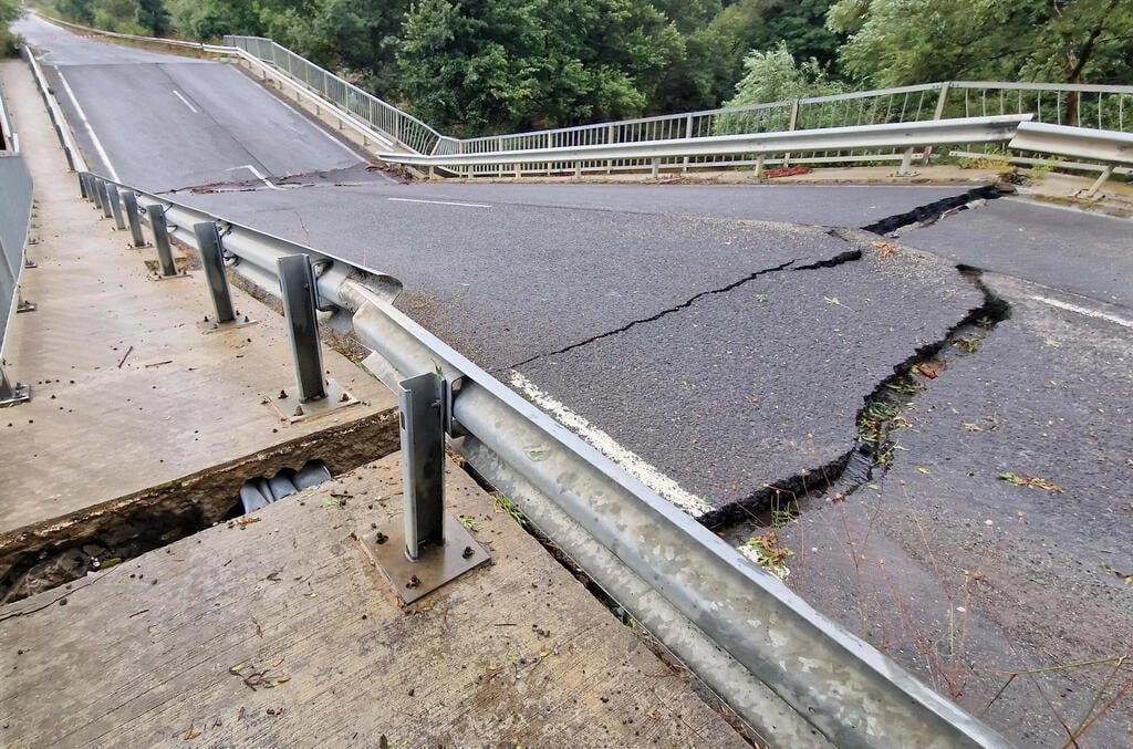 צילום: EPA/STR נזקי סופה בעיירת הנופש צרבו בולגריה במחוז בורגס