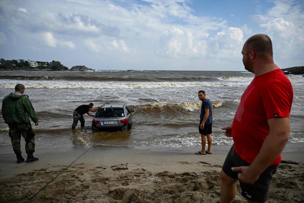צילום: Nikolay DOYCHINOV / AFP נזקי סופה באתר קמפינג ארפאיה ליד צרבו במחוז בורגס בולגריה