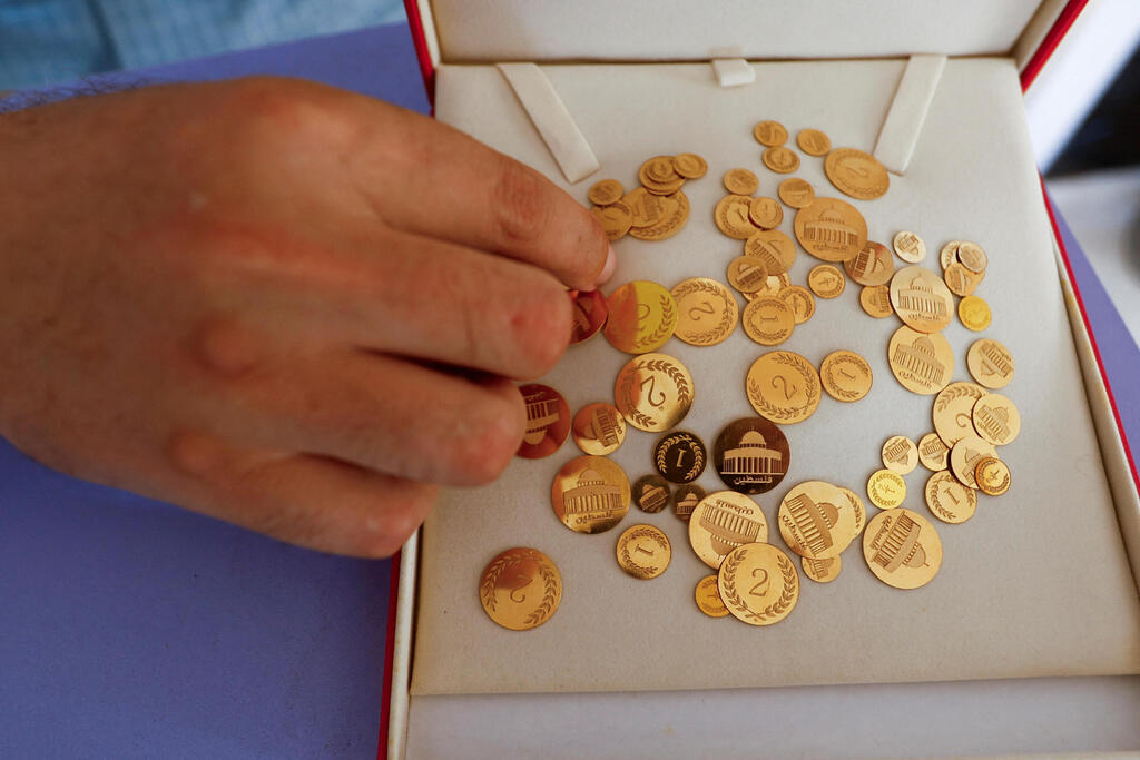Ahmed Hamdan offers gold coins to low-income residents of the Gaza Strip 