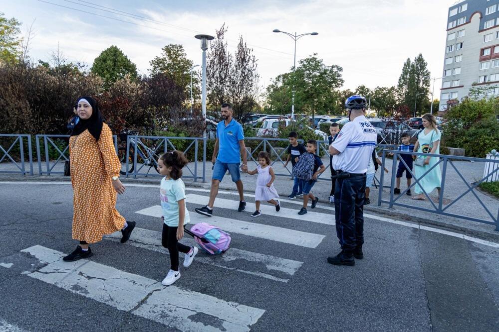 תלמידות מוסלמיות בדרך לבית הספר בצרפת