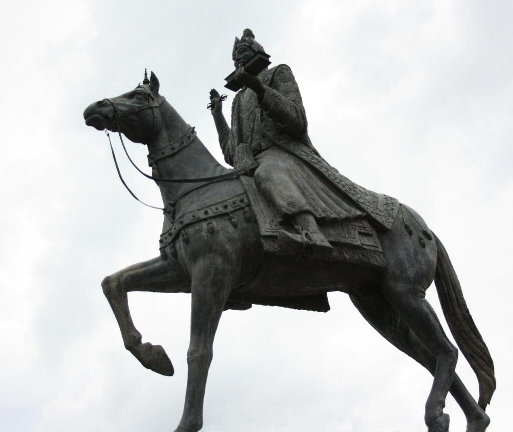 פסלו של סונגסן גמפו, הקיסר הראשון של האימפריה הטיבטית