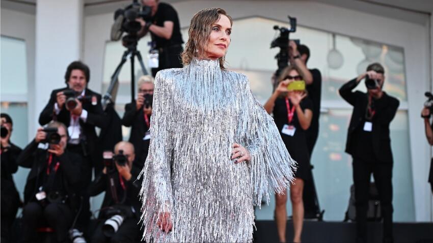 Isabelle Huppert at the Venice Film Festival (Photo: Kate Green/Getty Images for Netflix) איזבל הופר בפסטיבל ונציה