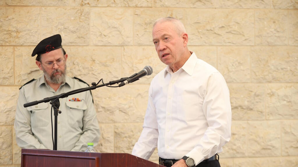 שר הביטחון גלנט בהלוויה (צילום: אביגיל עוזי) יואב גלנט בהלוויתו של ראש המוסד לשעבר שבתי שביט