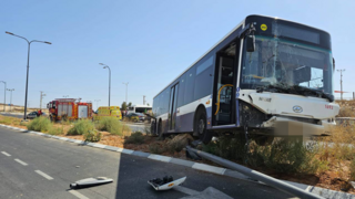 הזירה בבאר שבע בה התדרדר אוטובוס ופגע באדם