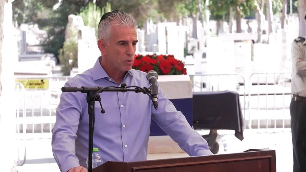ראש המוסד דוד ברנע בהלוויה (צילום: ניצן דרור ) דוד ברנע בהלוויתו של ראש המוסד לשעבר שבתי שביט