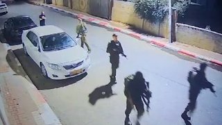 תיעוד: 4 חיילים משליכים רימון הלם ומנפצים פנסים של כלי רכב בכפר קאסם